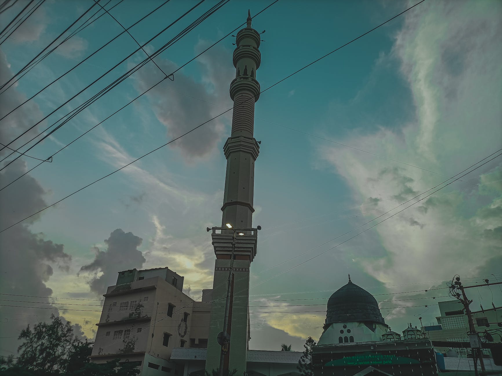 the towering minaret of the jamia masjid pakistan