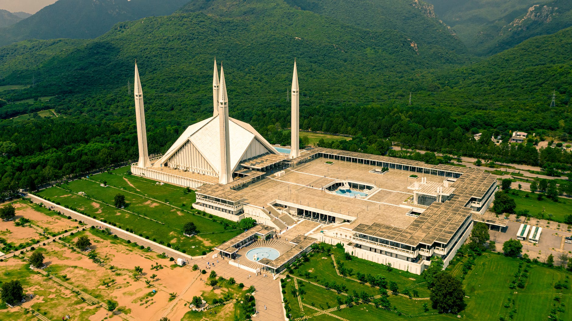 shah faisal mosque in Pakistan